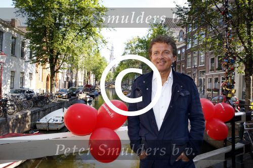 Amsterdam 27 augustus 2013
Robert ten Brink voor all you need is love op de slotjesbrug in Amsterdam.
Peter Smulders bv