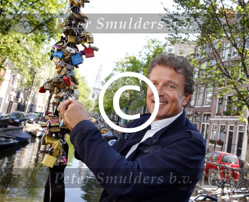 Amsterdam 27 augustus 2013
Robert ten Brink voor all you need is love op de slotjesbrug in Amsterdam.
Peter Smulders bv