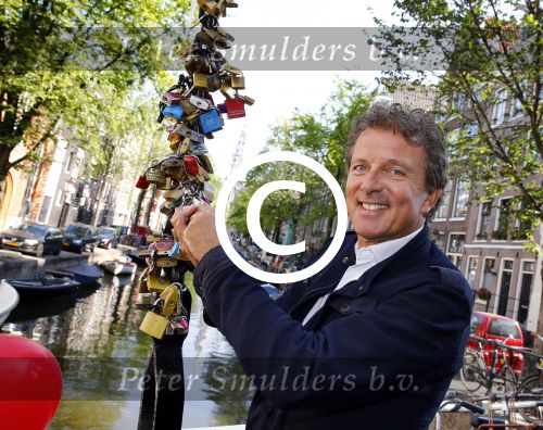 Amsterdam 27 augustus 2013
Robert ten Brink voor all you need is love op de slotjesbrug in Amsterdam.
Peter Smulders bv