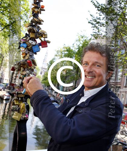 Amsterdam 27 augustus 2013
Robert ten Brink voor all you need is love op de slotjesbrug in Amsterdam.
Peter Smulders bv