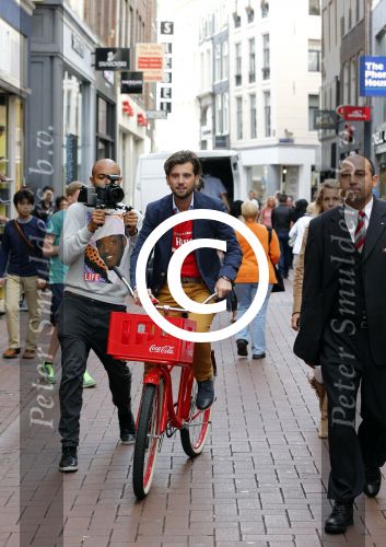 Amsterdam 14 augustus 2013
Ruud Feltkamp opent the concept store van Coca cola op de kalverstraat. Ben Saunders is ook aanwezig.
Peter Smulders bv