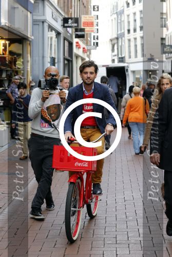 Amsterdam 14 augustus 2013
Ruud Feltkamp opent the concept store van Coca cola op de kalverstraat. Ben Saunders is ook aanwezig.
Peter Smulders bv