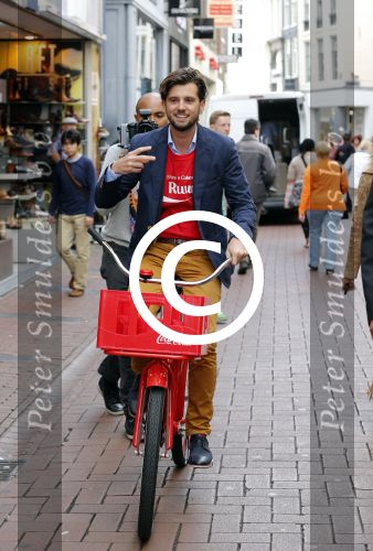 Amsterdam 14 augustus 2013
Ruud Feltkamp opent the concept store van Coca cola op de kalverstraat. Ben Saunders is ook aanwezig.
Peter Smulders bv