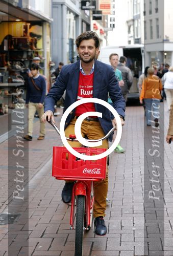 Amsterdam 14 augustus 2013
Ruud Feltkamp opent the concept store van Coca cola op de kalverstraat. Ben Saunders is ook aanwezig.
Peter Smulders bv