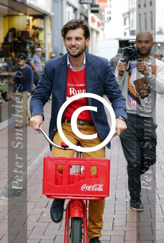 Amsterdam 14 augustus 2013
Ruud Feltkamp opent the concept store van Coca cola op de kalverstraat. Ben Saunders is ook aanwezig.
Peter Smulders bv