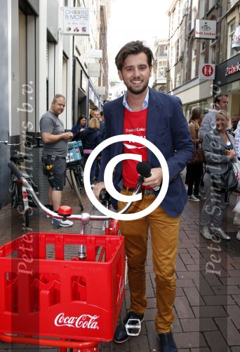 Amsterdam 14 augustus 2013
Ruud Feltkamp opent the concept store van Coca cola op de kalverstraat. Ben Saunders is ook aanwezig.
Peter Smulders bv