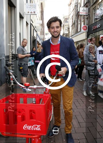 Amsterdam 14 augustus 2013
Ruud Feltkamp opent the concept store van Coca cola op de kalverstraat. Ben Saunders is ook aanwezig.
Peter Smulders bv