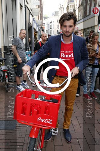 Amsterdam 14 augustus 2013
Ruud Feltkamp opent the concept store van Coca cola op de kalverstraat. Ben Saunders is ook aanwezig.
Peter Smulders bv