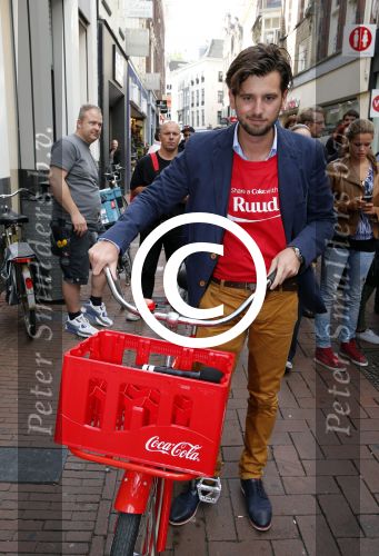 Amsterdam 14 augustus 2013
Ruud Feltkamp opent the concept store van Coca cola op de kalverstraat. Ben Saunders is ook aanwezig.
Peter Smulders bv