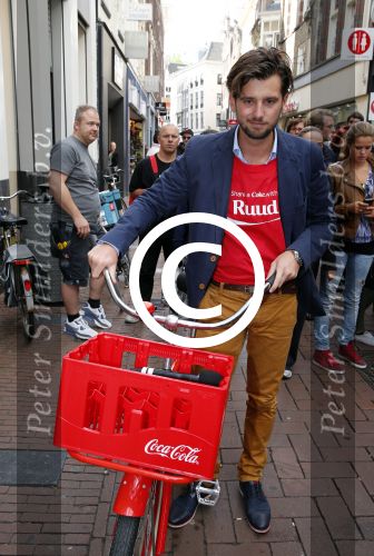 Amsterdam 14 augustus 2013
Ruud Feltkamp opent the concept store van Coca cola op de kalverstraat. Ben Saunders is ook aanwezig.
Peter Smulders bv