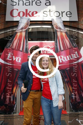 Amsterdam 14 augustus 2013
Ruud Feltkamp opent the concept store van Coca cola op de kalverstraat. Ben Saunders is ook aanwezig.
Peter Smulders bv