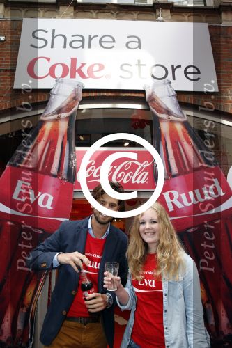 Amsterdam 14 augustus 2013
Ruud Feltkamp opent the concept store van Coca cola op de kalverstraat. Ben Saunders is ook aanwezig.
Peter Smulders bv