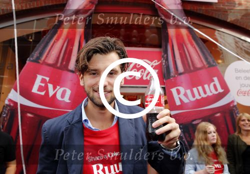 Amsterdam 14 augustus 2013
Ruud Feltkamp opent the concept store van Coca cola op de kalverstraat. Ben Saunders is ook aanwezig.
Peter Smulders bv