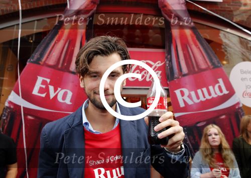 Amsterdam 14 augustus 2013
Ruud Feltkamp opent the concept store van Coca cola op de kalverstraat. Ben Saunders is ook aanwezig.
Peter Smulders bv