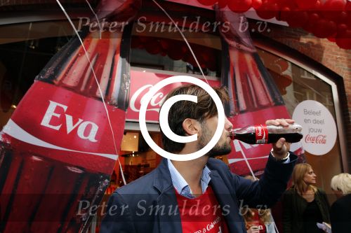 Amsterdam 14 augustus 2013
Ruud Feltkamp opent the concept store van Coca cola op de kalverstraat. Ben Saunders is ook aanwezig.
Peter Smulders bv
