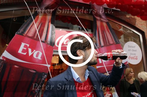 Amsterdam 14 augustus 2013
Ruud Feltkamp opent the concept store van Coca cola op de kalverstraat. Ben Saunders is ook aanwezig.
Peter Smulders bv