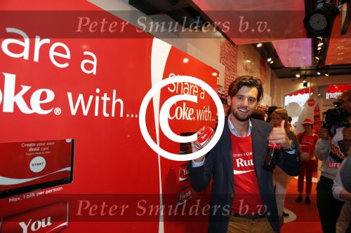 Amsterdam 14 augustus 2013
Ruud Feltkamp opent the concept store van Coca cola op de kalverstraat. Ben Saunders is ook aanwezig.
Peter Smulders bv