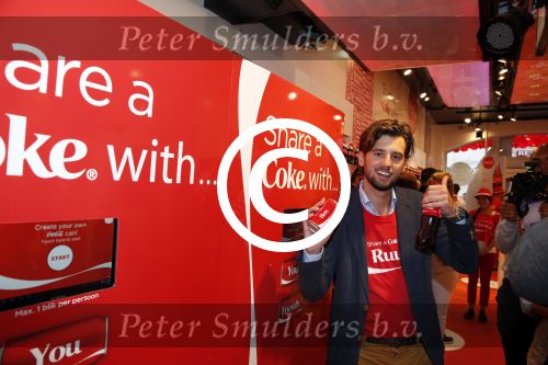 Amsterdam 14 augustus 2013
Ruud Feltkamp opent the concept store van Coca cola op de kalverstraat. Ben Saunders is ook aanwezig.
Peter Smulders bv