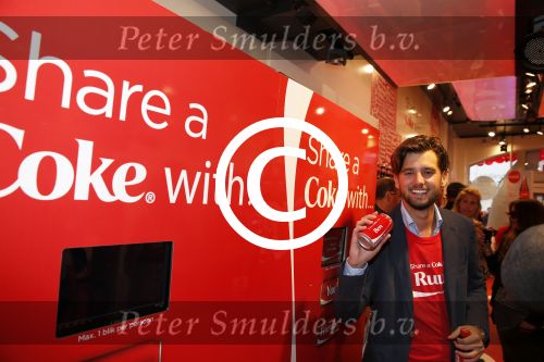 Amsterdam 14 augustus 2013
Ruud Feltkamp opent the concept store van Coca cola op de kalverstraat. Ben Saunders is ook aanwezig.
Peter Smulders bv