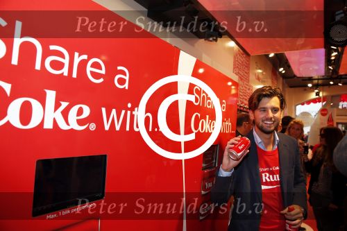 Amsterdam 14 augustus 2013
Ruud Feltkamp opent the concept store van Coca cola op de kalverstraat. Ben Saunders is ook aanwezig.
Peter Smulders bv