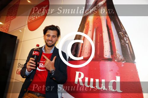 Amsterdam 14 augustus 2013
Ruud Feltkamp opent the concept store van Coca cola op de kalverstraat. Ben Saunders is ook aanwezig.
Peter Smulders bv