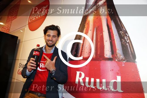 Amsterdam 14 augustus 2013
Ruud Feltkamp opent the concept store van Coca cola op de kalverstraat. Ben Saunders is ook aanwezig.
Peter Smulders bv