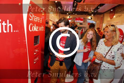 Amsterdam 14 augustus 2013
Ruud Feltkamp opent the concept store van Coca cola op de kalverstraat. Ben Saunders is ook aanwezig. moeder Ruud Feltkamp
Peter Smulders bv