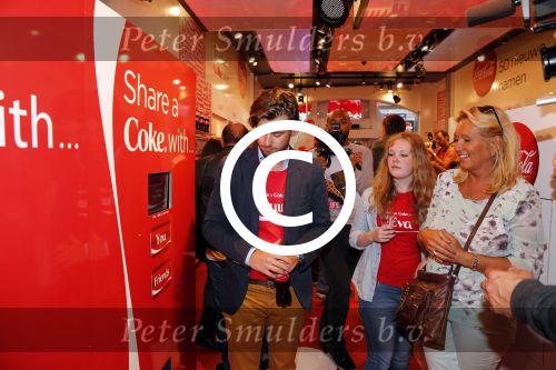 Amsterdam 14 augustus 2013
Ruud Feltkamp opent the concept store van Coca cola op de kalverstraat. Ben Saunders is ook aanwezig. moeder Ruud Feltkamp
Peter Smulders bv