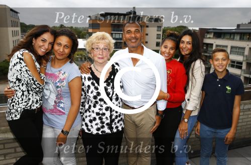 Amsterdam 1 september 2013
Ruud Gullit viert zijn 51e verjaardag thuis met zijn moeder zijn vriendin Maggie Jiminez en zijn kinderen Felicity Jermaine Joelle en Maxim