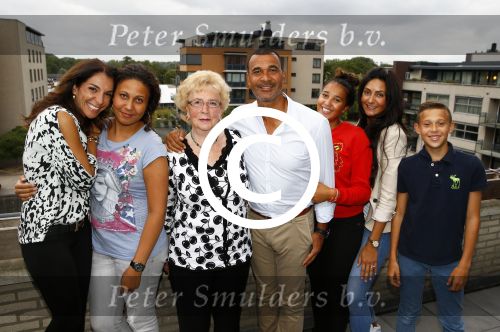 Amsterdam 1 september 2013
Ruud Gullit viert zijn 51e verjaardag thuis met zijn moeder zijn vriendin Maggie Jiminez en zijn kinderen Felicity Jermaine Joelle en Maxim