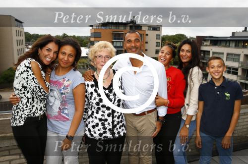 Amsterdam 1 september 2013
Ruud Gullit viert zijn 51e verjaardag thuis met zijn moeder zijn vriendin Maggie Jiminez en zijn kinderen Felicity Jermaine Joelle en Maxim