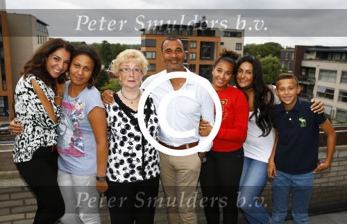 Amsterdam 1 september 2013
Ruud Gullit viert zijn 51e verjaardag thuis met zijn moeder zijn vriendin Maggie Jiminez en zijn kinderen Felicity Jermaine Joelle en Maxim