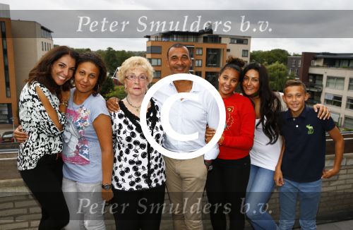 Amsterdam 1 september 2013
Ruud Gullit viert zijn 51e verjaardag thuis met zijn moeder zijn vriendin Maggie Jiminez en zijn kinderen Felicity Jermaine Joelle en Maxim