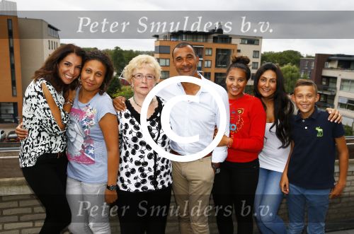 Amsterdam 1 september 2013
Ruud Gullit viert zijn 51e verjaardag thuis met zijn moeder zijn vriendin Maggie Jiminez en zijn kinderen Felicity Jermaine Joelle en Maxim