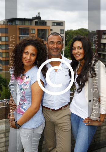 Amsterdam 1 september 2013
Ruud Gullit viert zijn 51e verjaardag thuis met zijn moeder zijn vriendin Maggie Jiminez en zijn kinderen Felicity Jermaine Joelle en Maxim