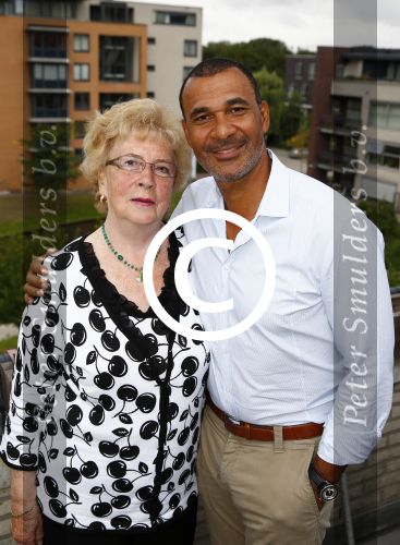 Amsterdam 1 september 2013
Ruud Gullit viert zijn 51e verjaardag thuis met zijn moeder zijn vriendin Maggie Jiminez en zijn kinderen Felicity Jermaine Joelle en Maxim