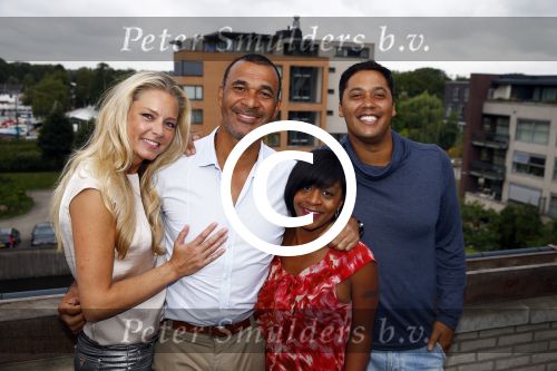 Amsterdam 1 september 2013
Ruud Gullit viert zijn 51e verjaardag thuis met zijn moeder zijn vriendin Maggie Jiminez en zijn kinderen Felicity Jermaine Joelle en Maxim