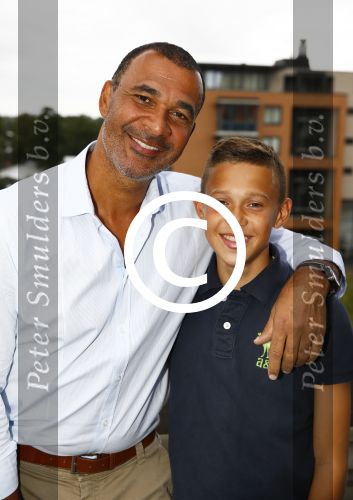 Amsterdam 1 september 2013
Ruud Gullit viert zijn 51e verjaardag thuis met zijn moeder zijn vriendin Maggie Jiminez en zijn kinderen Felicity Jermaine Joelle en Maxim