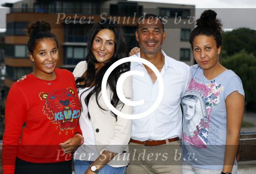 Amsterdam 1 september 2013
Ruud Gullit viert zijn 51e verjaardag thuis met zijn moeder zijn vriendin Maggie Jiminez en zijn kinderen Felicity Jermaine Joelle en Maxim