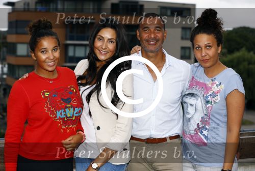 Amsterdam 1 september 2013
Ruud Gullit viert zijn 51e verjaardag thuis met zijn moeder zijn vriendin Maggie Jiminez en zijn kinderen Felicity Jermaine Joelle en Maxim