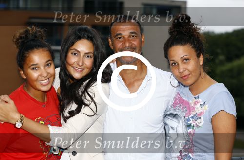 Amsterdam 1 september 2013
Ruud Gullit viert zijn 51e verjaardag thuis met zijn moeder zijn vriendin Maggie Jiminez en zijn kinderen Felicity Jermaine Joelle en Maxim