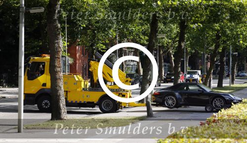 Amsterdam 19 augustus 2013
Ruud Gullit zijn porsche 911 cabrio wordt weg gesleept . Zijn auto vond stoor het appartement waar hij nu woont.
Peter Smulders bv