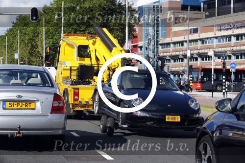 Amsterdam 19 augustus 2013
Ruud Gullit zijn porsche 911 cabrio wordt weg gesleept . Zijn auto vond stoor het appartement waar hij nu woont.
Peter Smulders bv