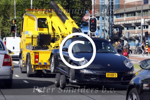Amsterdam 19 augustus 2013
Ruud Gullit zijn porsche 911 cabrio wordt weg gesleept . Zijn auto vond stoor het appartement waar hij nu woont.
Peter Smulders bv