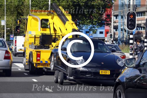 Amsterdam 19 augustus 2013
Ruud Gullit zijn porsche 911 cabrio wordt weg gesleept . Zijn auto vond stoor het appartement waar hij nu woont.
Peter Smulders bv