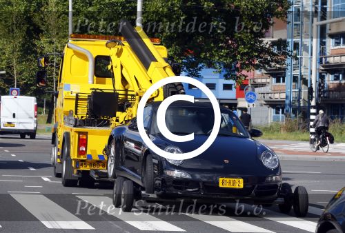 Amsterdam 19 augustus 2013
Ruud Gullit zijn porsche 911 cabrio wordt weg gesleept . Zijn auto vond stoor het appartement waar hij nu woont.
Peter Smulders bv