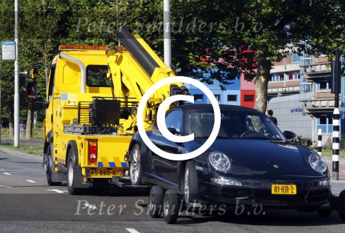 Amsterdam 19 augustus 2013
Ruud Gullit zijn porsche 911 cabrio wordt weg gesleept . Zijn auto vond stoor het appartement waar hij nu woont.
Peter Smulders bv