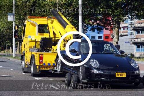 Amsterdam 19 augustus 2013
Ruud Gullit zijn porsche 911 cabrio wordt weg gesleept . Zijn auto vond stoor het appartement waar hij nu woont.
Peter Smulders bv