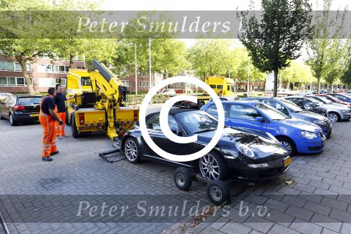 Amsterdam 19 augustus 2013
Ruud Gullit zijn porsche 911 cabrio wordt weg gesleept . Zijn auto vond stoor het appartement waar hij nu woont.
Peter Smulders bv