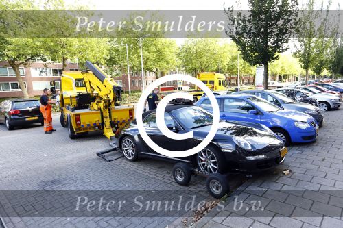 Amsterdam 19 augustus 2013
Ruud Gullit zijn porsche 911 cabrio wordt weg gesleept . Zijn auto vond stoor het appartement waar hij nu woont.
Peter Smulders bv